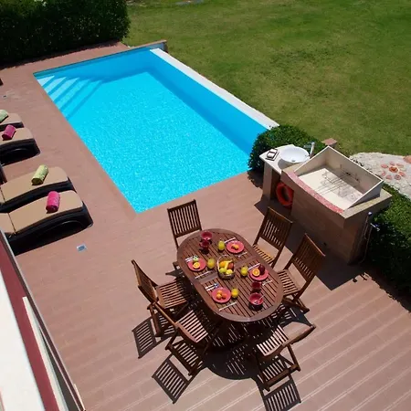 Sleeps 6 Pool Wifi Vila