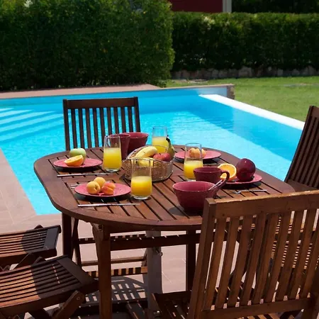 Sleeps 6 Pool Wifi Mousata