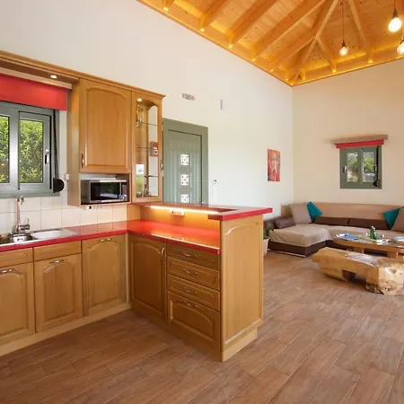 Sleeps 6 Pool Wifi Vila
